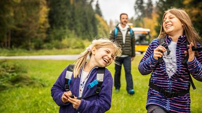 Due bambini sorridenti durante un’escursione nella regione di Gantrisch