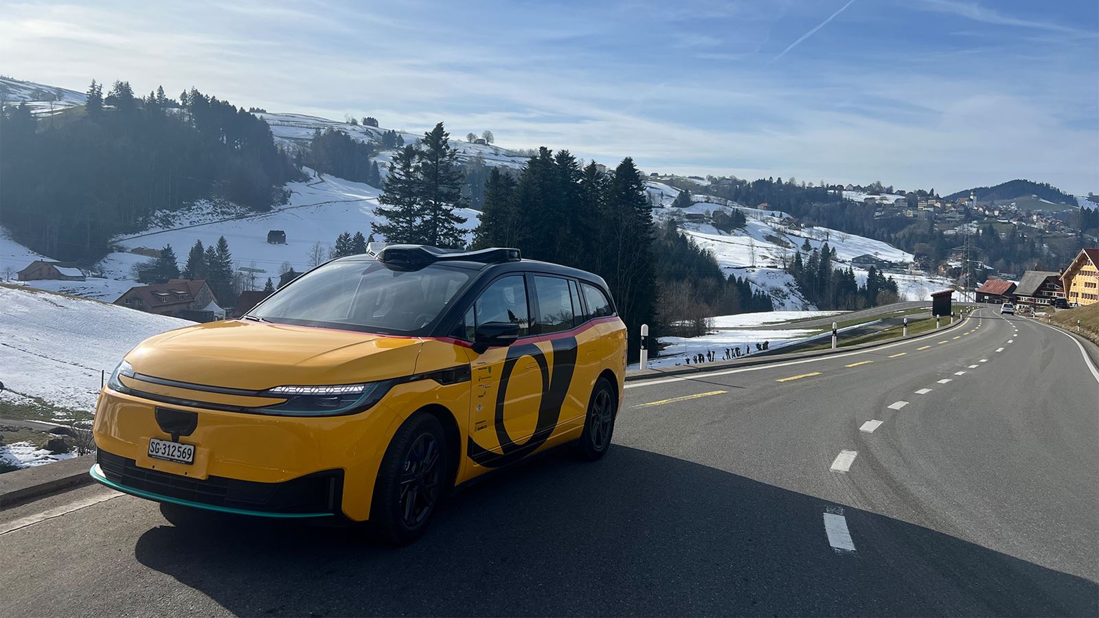 C’est une voiture électrique automatisée que l’on aperçoit dans un décor rural.