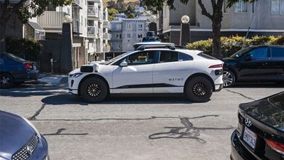 Il veicolo autonomo di Waymo attraversa un quartiere residenziale negli USA