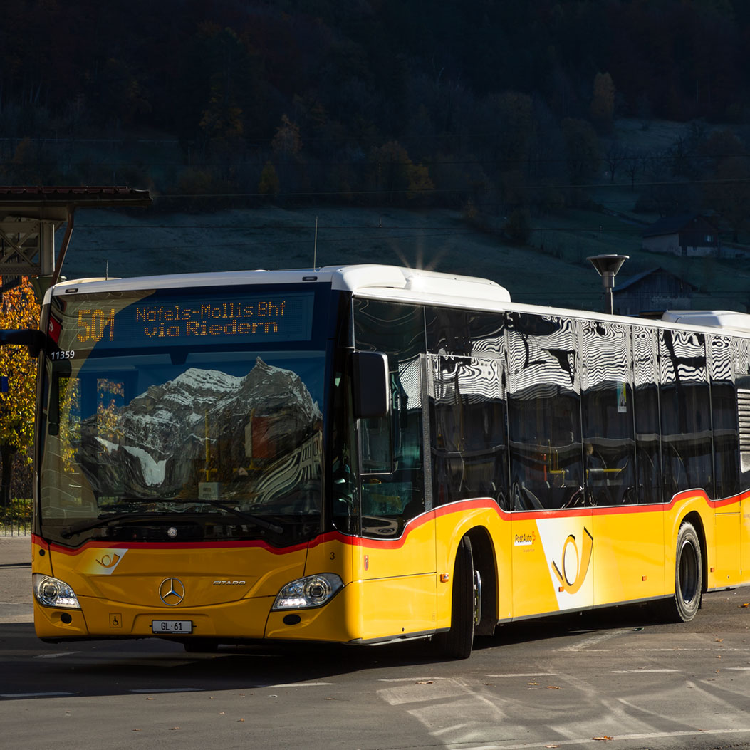 Postauto an einer Haltestelle