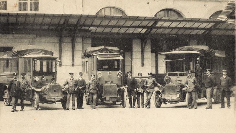 The first generation of Postbuses in the yard of the main post office in Bern in 1906. From the left: Berna, Martini and Saurer, surrounded by drivers.