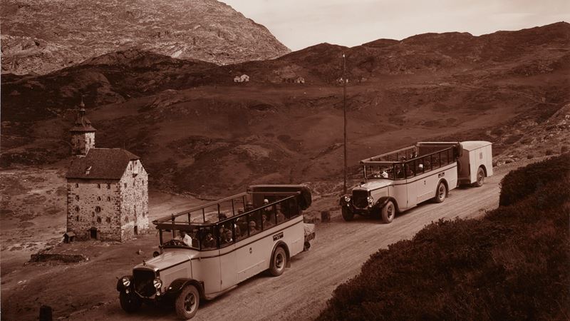 FBW Alpenwagen Postbuses: two six-cylinder Postbuses on the road over the Simplon, near the old hospital.