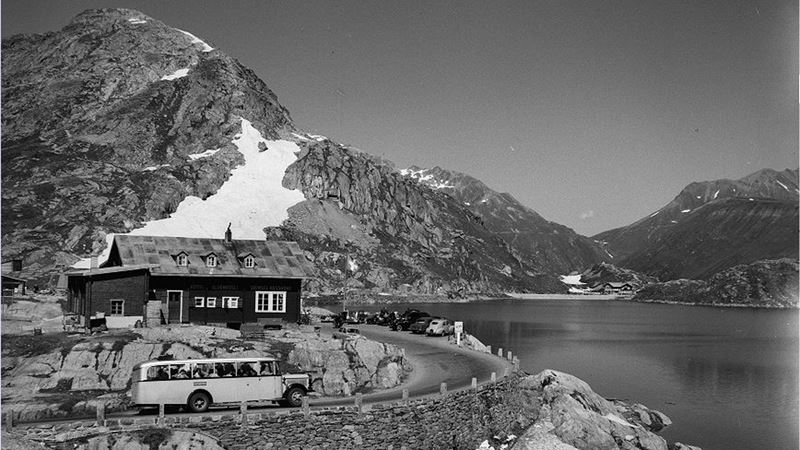 Outdoor photo, Grimsel Pass, Postbus with passengers on the road towards the “Alpenrösli” hotel.