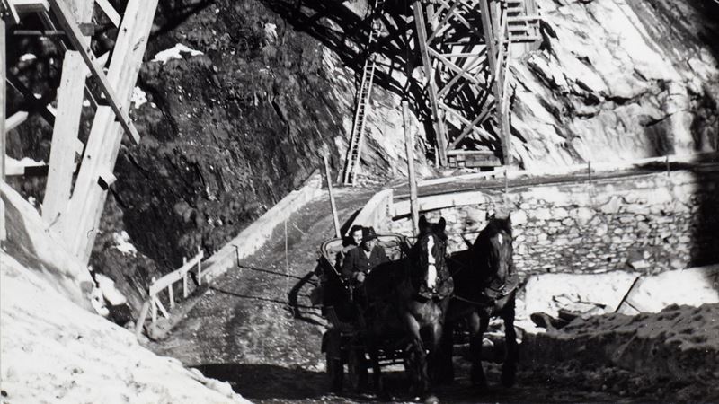 A Cresta–Juf mail coach on an old road near the Val di Lei bridge in spring 1958; the last horse coach service in Switzerland; new Val di Lei bridge under construction; reproduction of photo postcard.