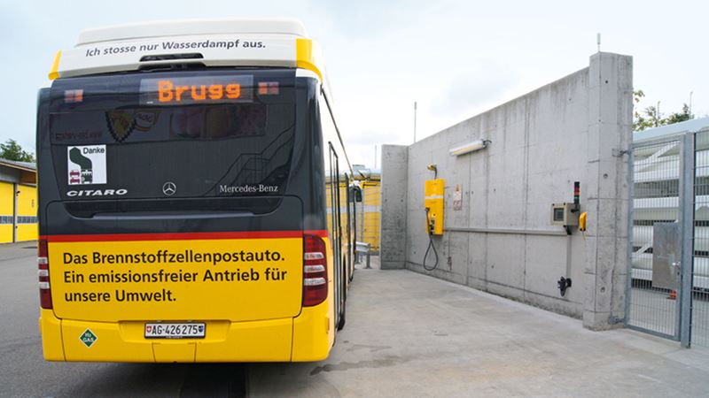 The back of a Postbus, on which is written the text: “The fuel cell Postbus. A zero-emission drive for our environment”.