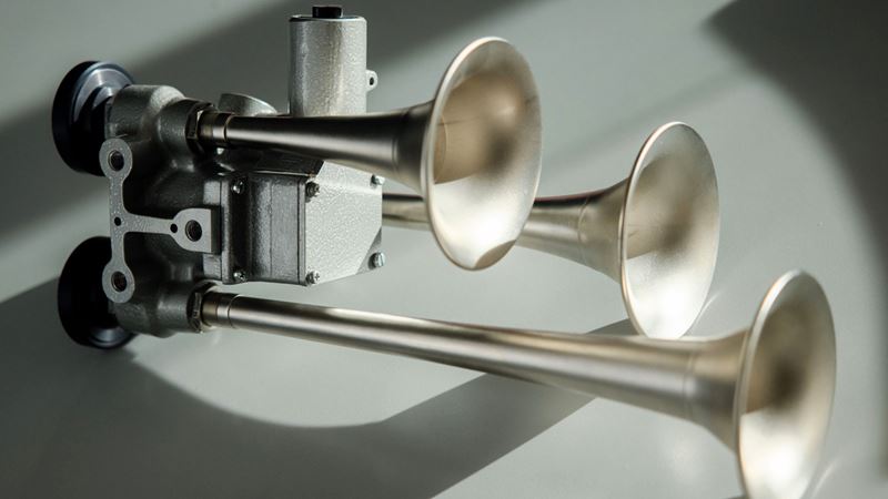 The three-tone horn