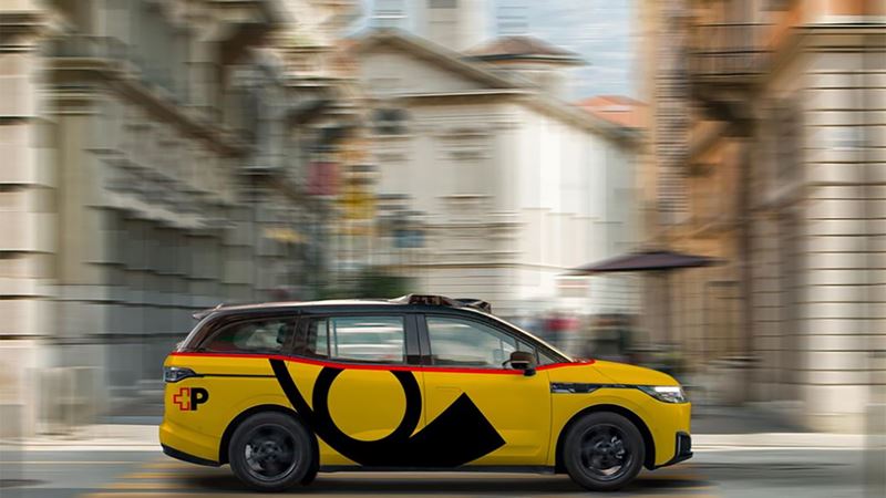 Es ist ein automatisiertes E-Auto ist vor städtischen Kulisse zu sehen.