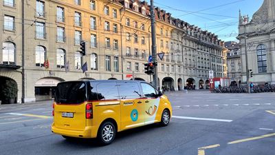 Der PostAuto Engehalde Shuttle auf der Strasse beim Bahnhof Bern