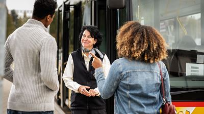 Les personnes s’informent auprès du personnel de conduite