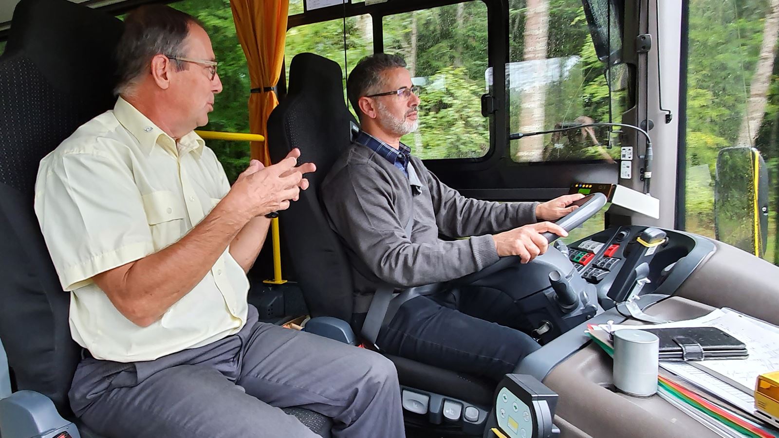 Jean-Claude Fayolle (à gauche) avec un apprenti conducteur.