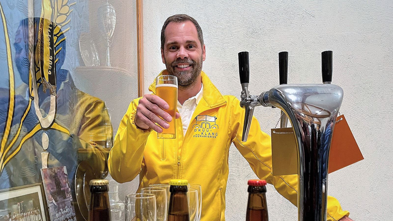 Stefan Stutz avec une bière Drüklang