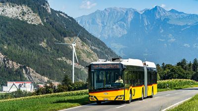 Ein Solaris Gelenkbus im neuen Design (Bild: PostAuto)