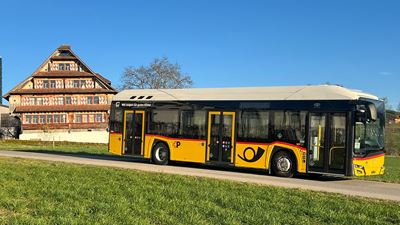 Auf dem Bild ist das neue Wasserstoff-Postauto zu sehen, das in der Region Brugg fährt.