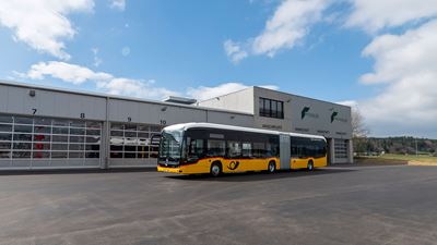 Un CarPostal électrique devant le nouveau garage d’Affoltern am Albis. (Photo: carPostal) 