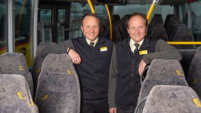 Who is who? Les conducteurs Fluri (à gauche) et Dägi Aebli à la station CarPostal de Coire.