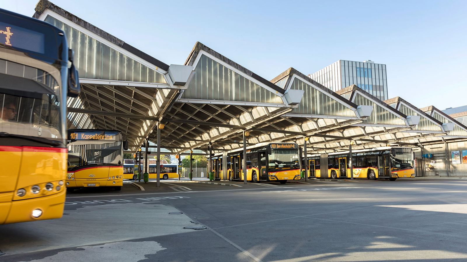 Wartende Postautos an der Haltestelle «Bern, Hauptbahnhof», die als PostAuto-Station Bern bezeichnet wird.