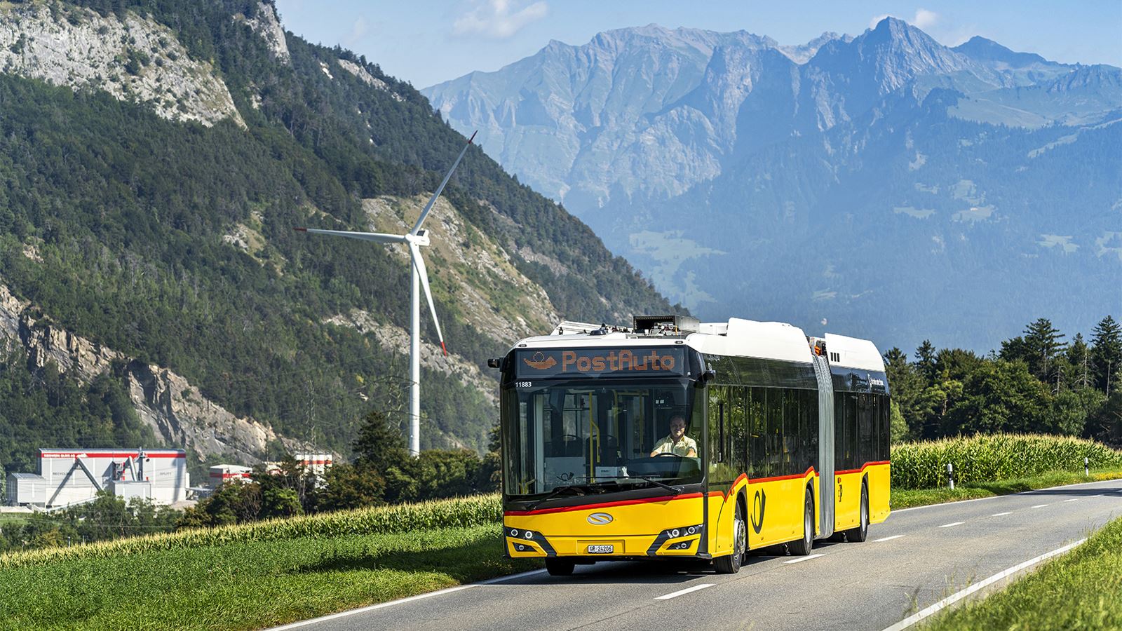Ein E-Postauto fährt in Graubünden