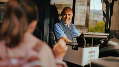 In den meisten Kantonen ist es nach wie vor möglich, sein Ticket im Postauto beim Fahrpersonal zu kaufen.