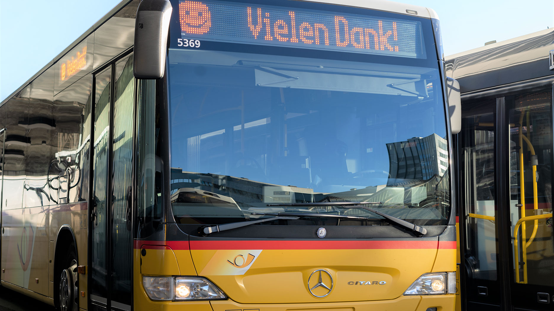 Un autopostale con la scritta «Grazie!».